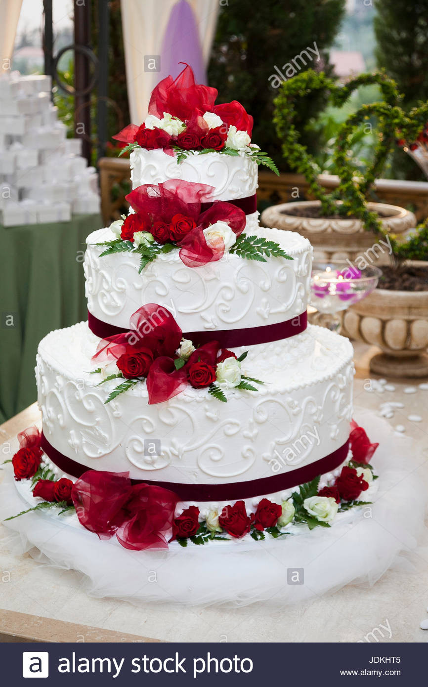 Dreistöckige Hochzeitstorte
 dreistöckige Hochzeitstorte mit roten Rosen bedeckt