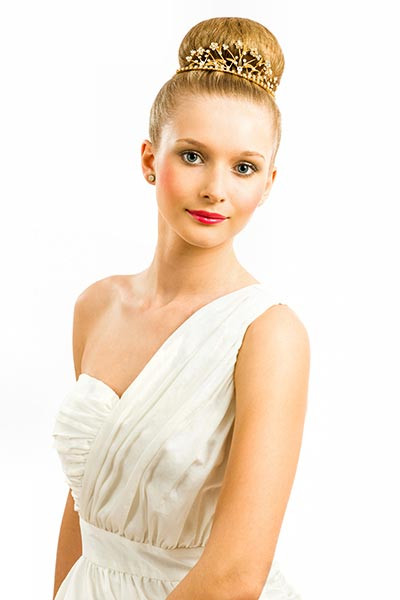 Dutt Hochzeit
 Brautfrisur mit hohem Dutt und Diadem Hochsteckfrisuren