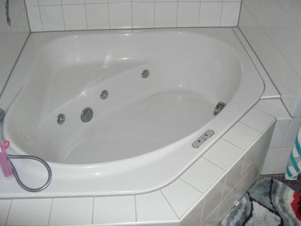 Eckbadewanne Whirlpool
 Eckbadewanne mit Whirlpool in Alfdorf Bad Einrichtung