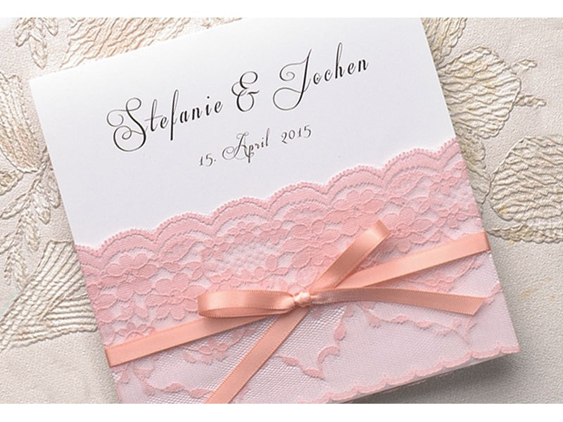 Einladungskarte Hochzeit
 Einladungskarte Hochzeit mit rosa Stoffspitze