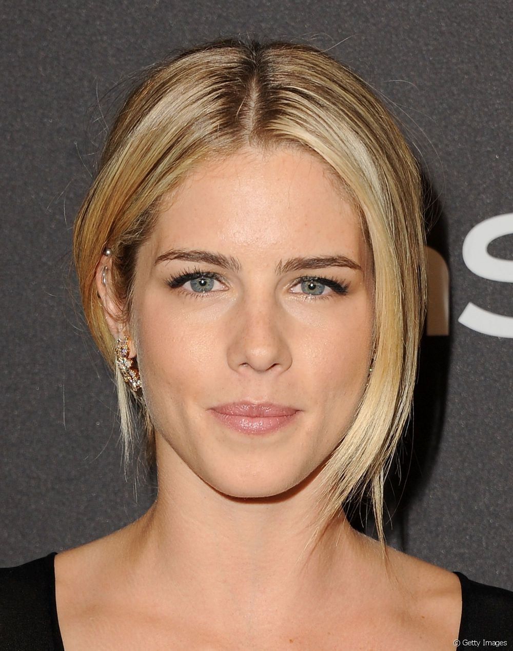 Emily Bett Rickards
 Emily Bett Rickards natural luminous makeup step by step