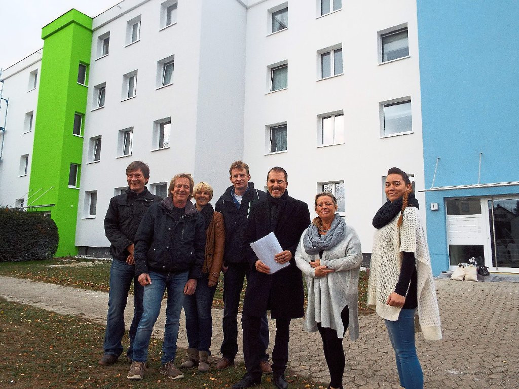 Energiewert Haus
 Strahlende Gesichter vor dem sanierten Haus