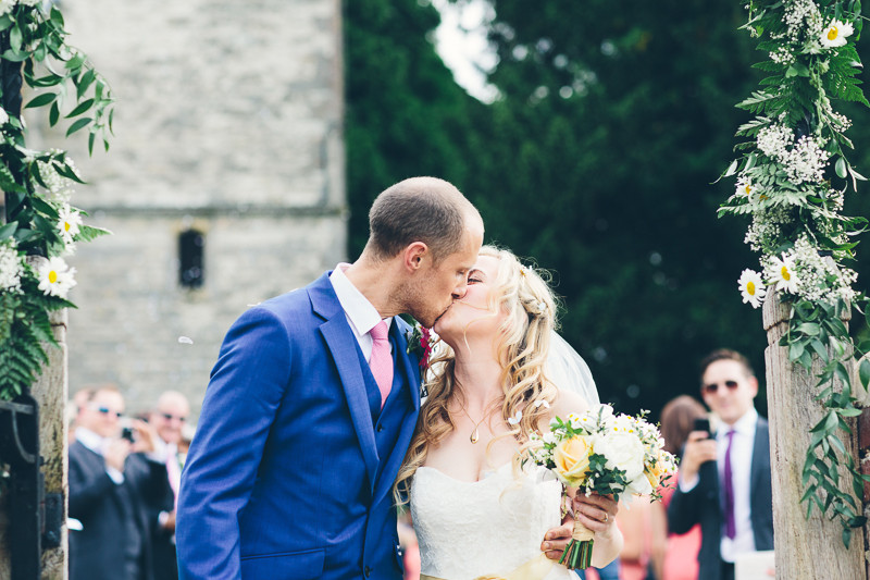 England Hochzeit
 Hochzeit in England DIY Ideen und rosa Sonnenbrillen