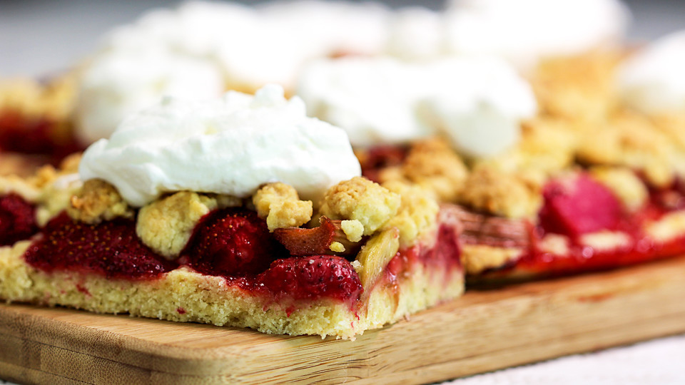 Erdbeer Vanillepudding Kuchen
 Rhabarber Erdbeer Kuchen mit Streuselteig von Esslust