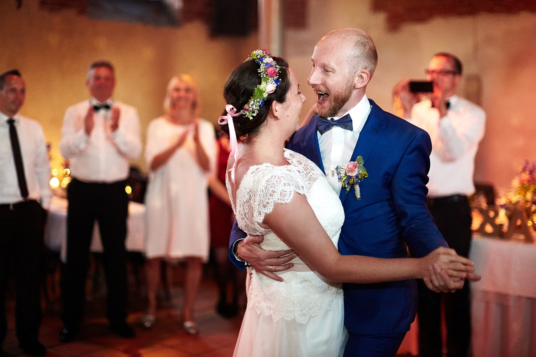 Eröffnungstanz Hochzeit
 Eine entspannte Maihochzeit in der Wegwarte Lucklum bei