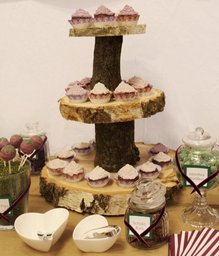 Etagere Für Hochzeitstorte
 Diese Etagere aus Baumscheiben kann auch für eine Cup Cake