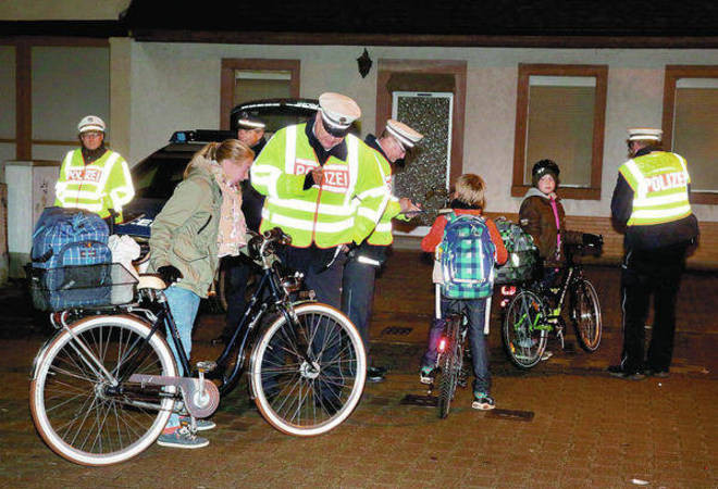 Fahrradfahren Ohne Licht
 Schwetzingen Polizei Lichtkontrolle an der