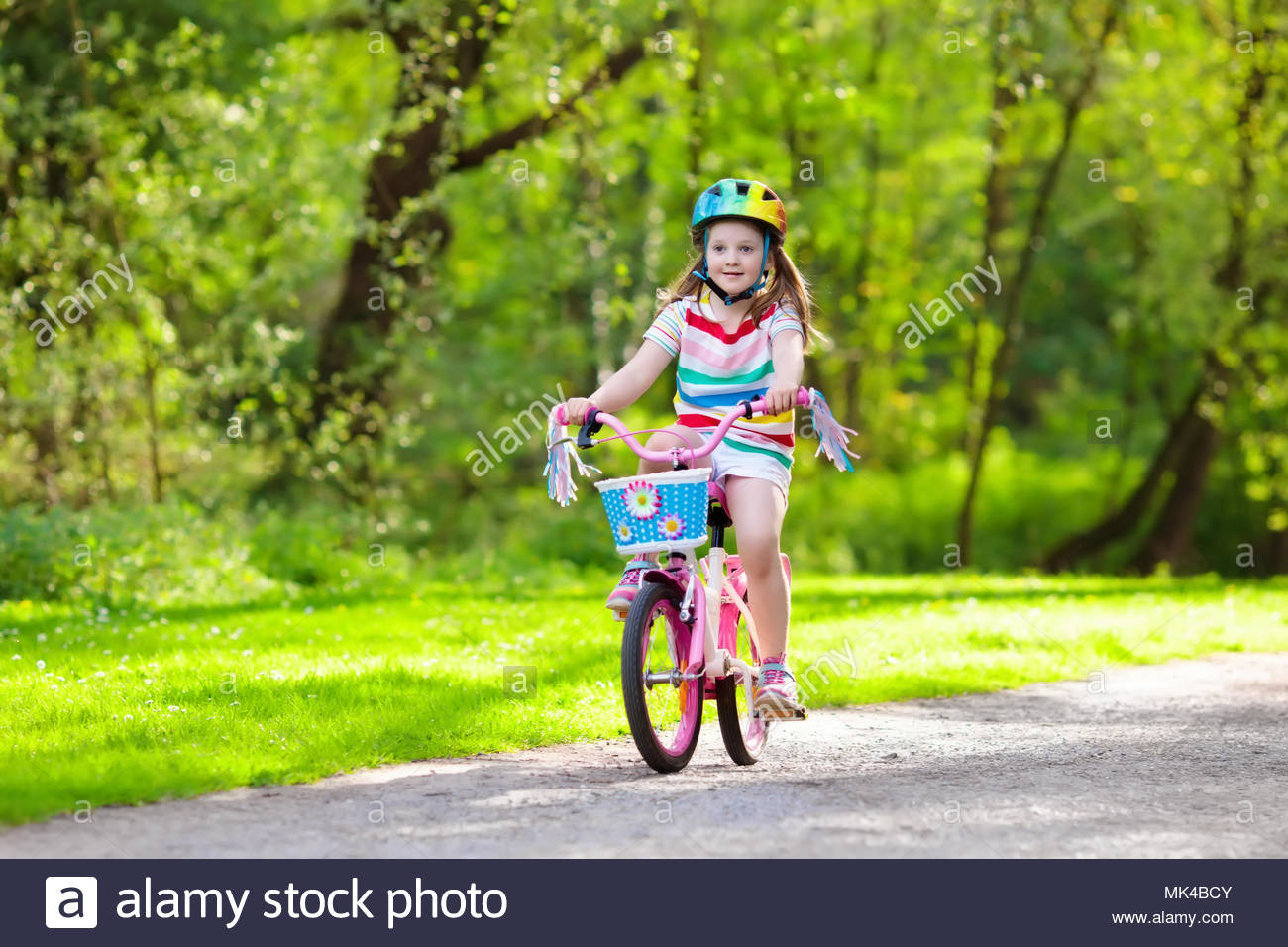 Fahrradfahren Ohne Licht
 Kind Fahrrad fahren im Sommer Park Kleines Mädchen lernen