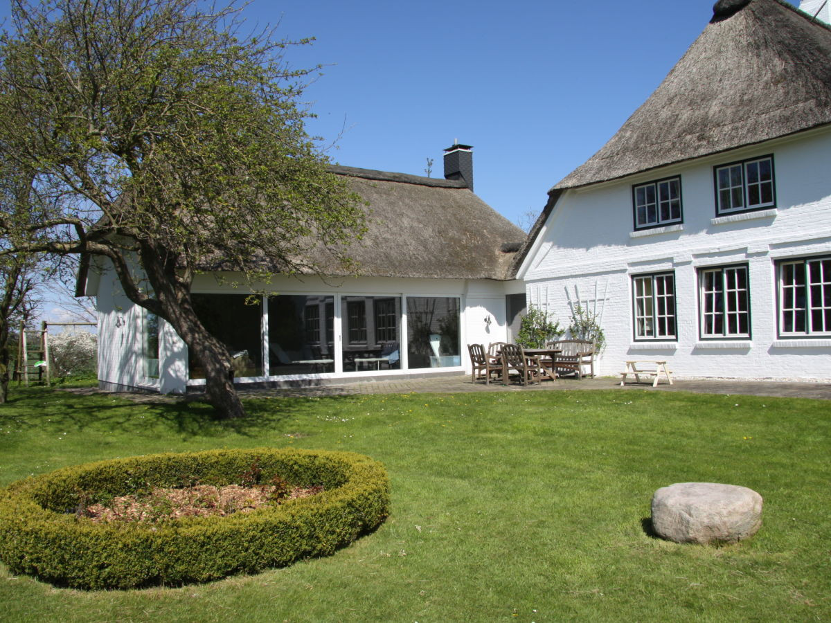 Ferienhaus Mit Schwimmbad
 Ferienhaus unter Reet mit eigenem Schwimmbad bietet