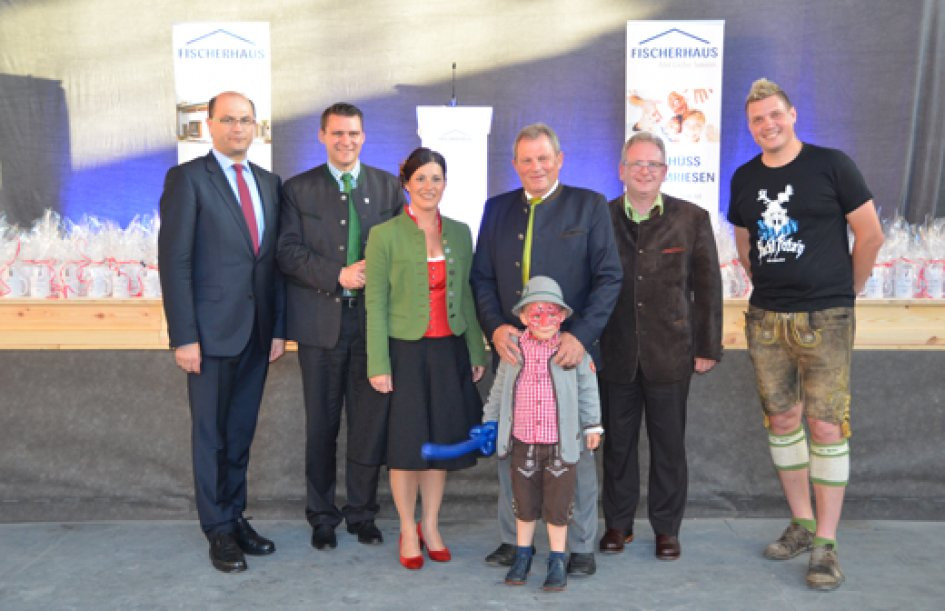 Fischer Haus Bodenwöhr
 Ostbayern Kurier VIDEO Liebe Holz = 55 Jahre FischerHaus