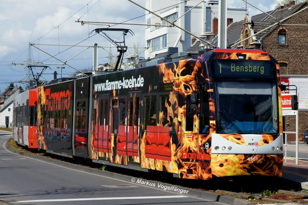 Flamme Möbel Köln
 Niederflurwagen 4561 mit Ganzreklame für "Flamme Möbel und