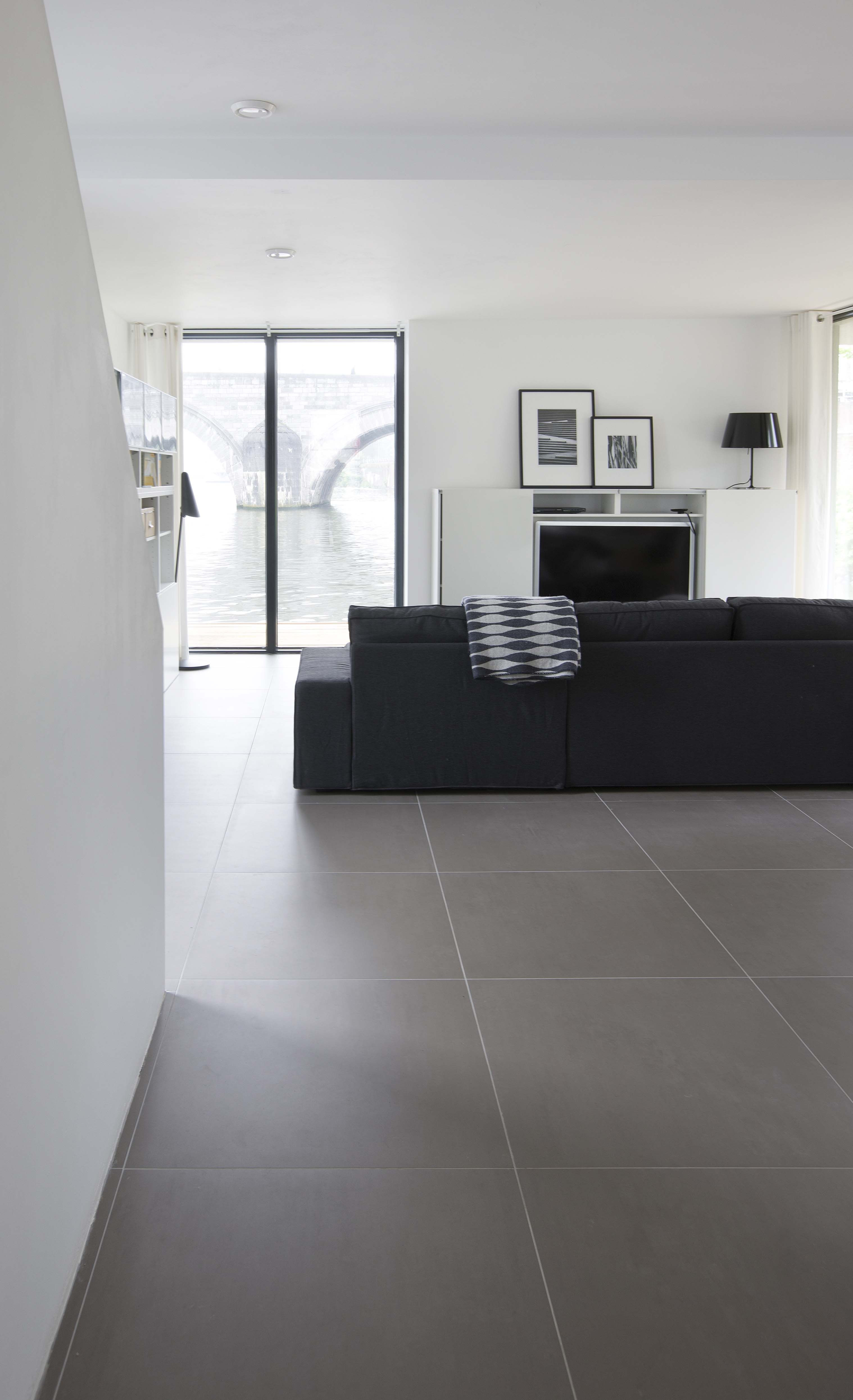 Fliesen Grau
 modernes Wohnzimmer schlichtes Feinsteinzeug in grau