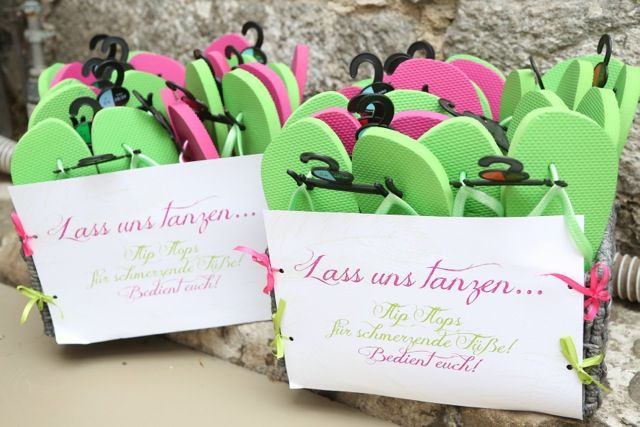 Flip Flops Günstig Für Hochzeit
 Von ser orignellen Hochzeitsidee sind sogar Tanzmuffel