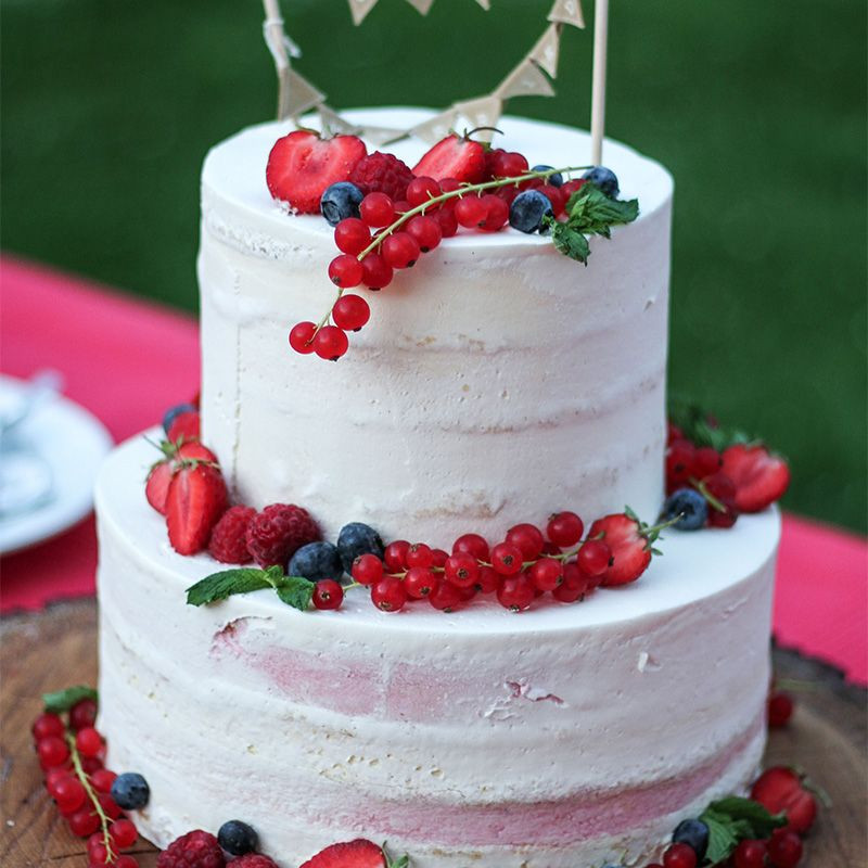 Fondant Hochzeitstorte
 Hochzeitstorte mit Beeren Semi Naked Cake zweistöckig