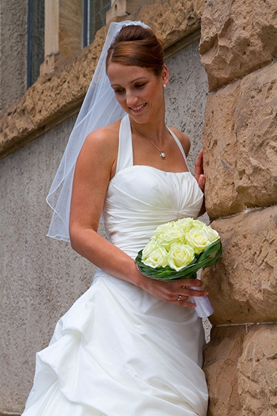 Fotoshooting Hochzeit
 Hochzeit Fotoshooting Braut an der Kirchenmauer Hochzeit
