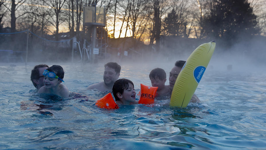 Freibad Hausen
 Freibad Frankfurt Hausen Freibadsaison startet bei 1 5