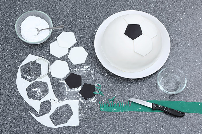 Fußball Deko Kuchen
 Backen zur EM Einfache Fußball Torte