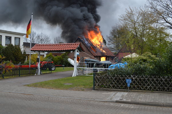 Garage Buxtehude
 Feuer vernichtet Garage in Buxtehude Buxtehude
