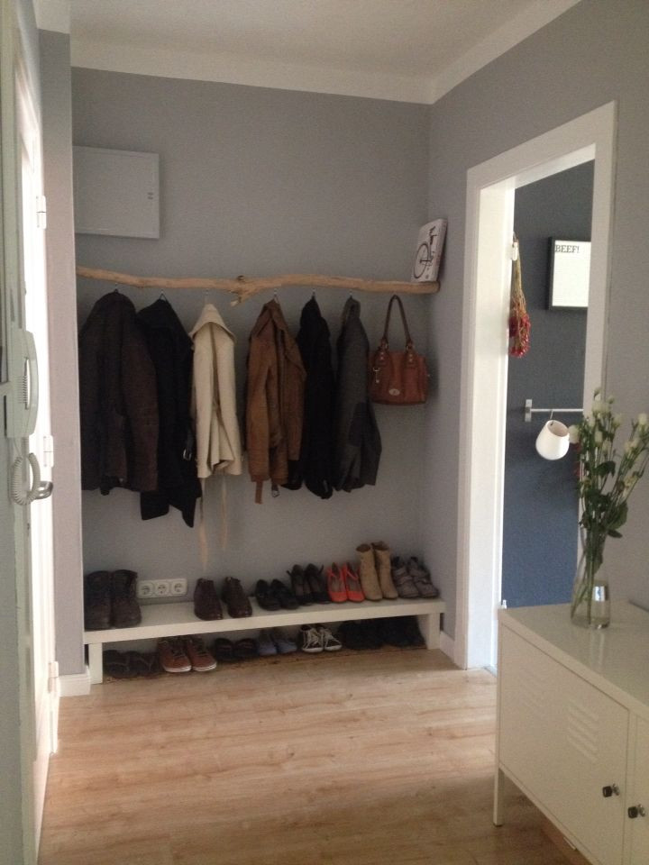 Garderobe Diy
 DIY Garderobe aus einem Ast maybe we need a low shelf like