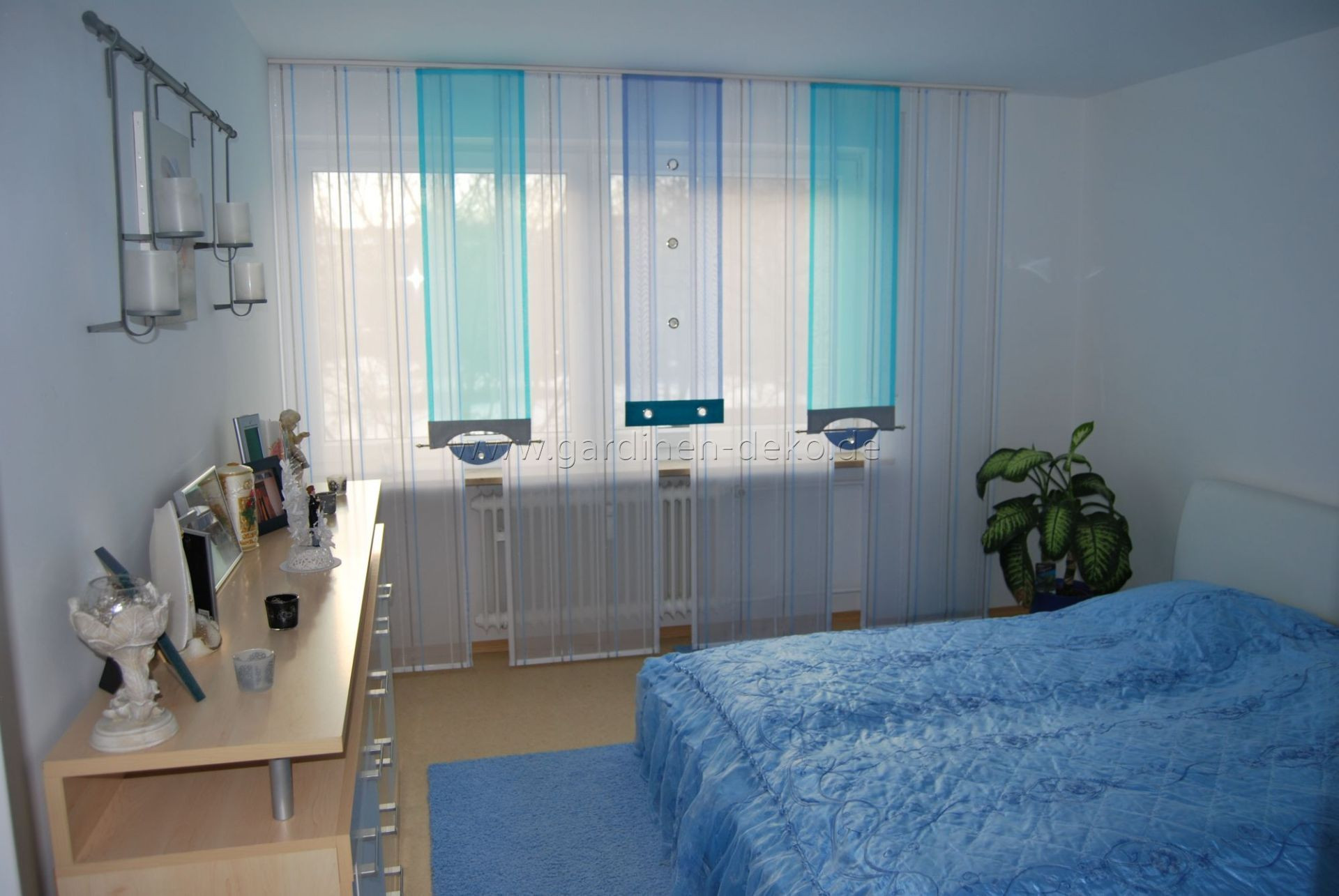 Gardinen Schlafzimmer
 Helle Schlafzimmer Schiebegardine in blau und türkis
