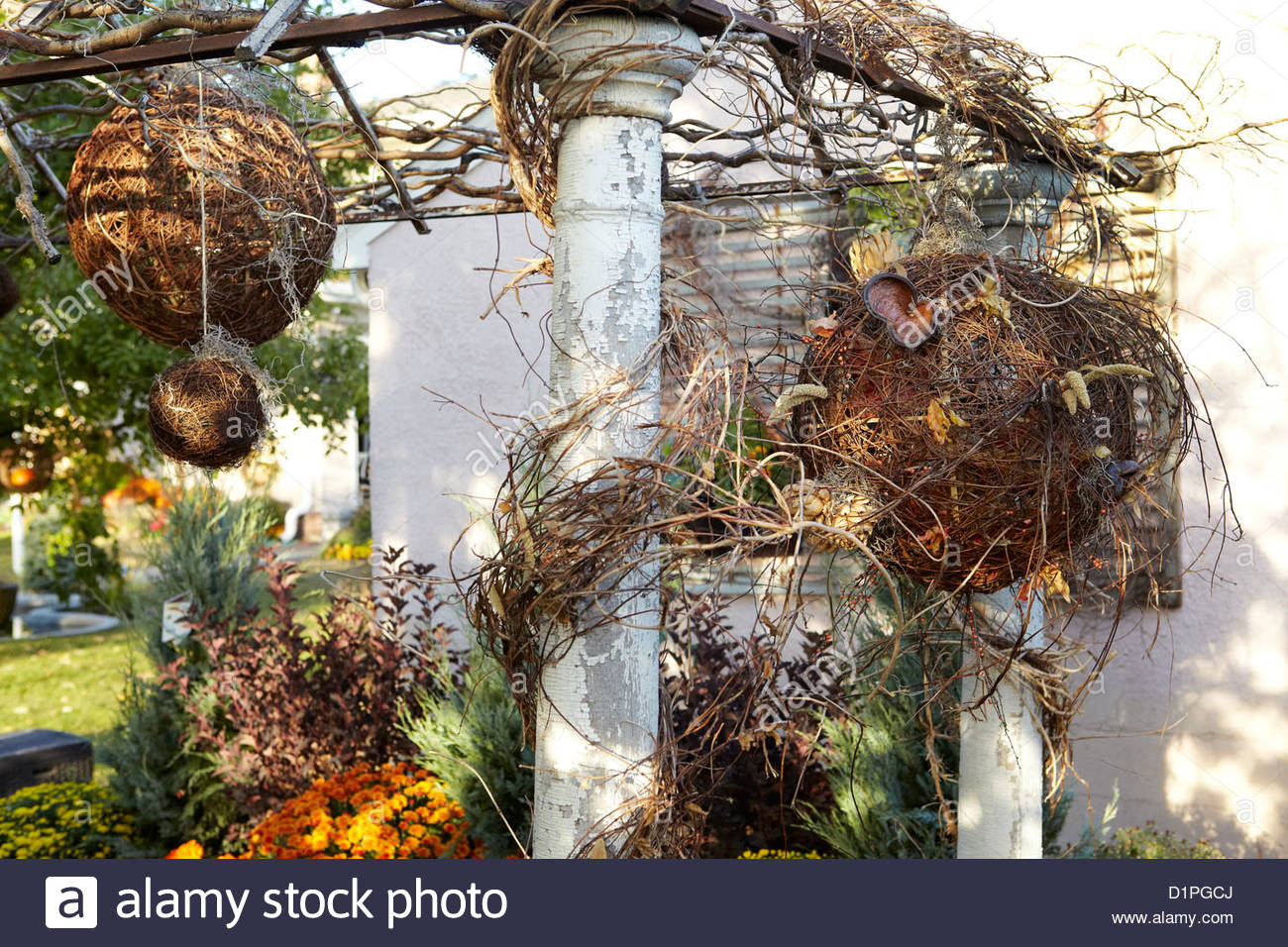 Garten Dekoration
 Garten Spalier mit Herbst Dekoration Stockfoto Bild