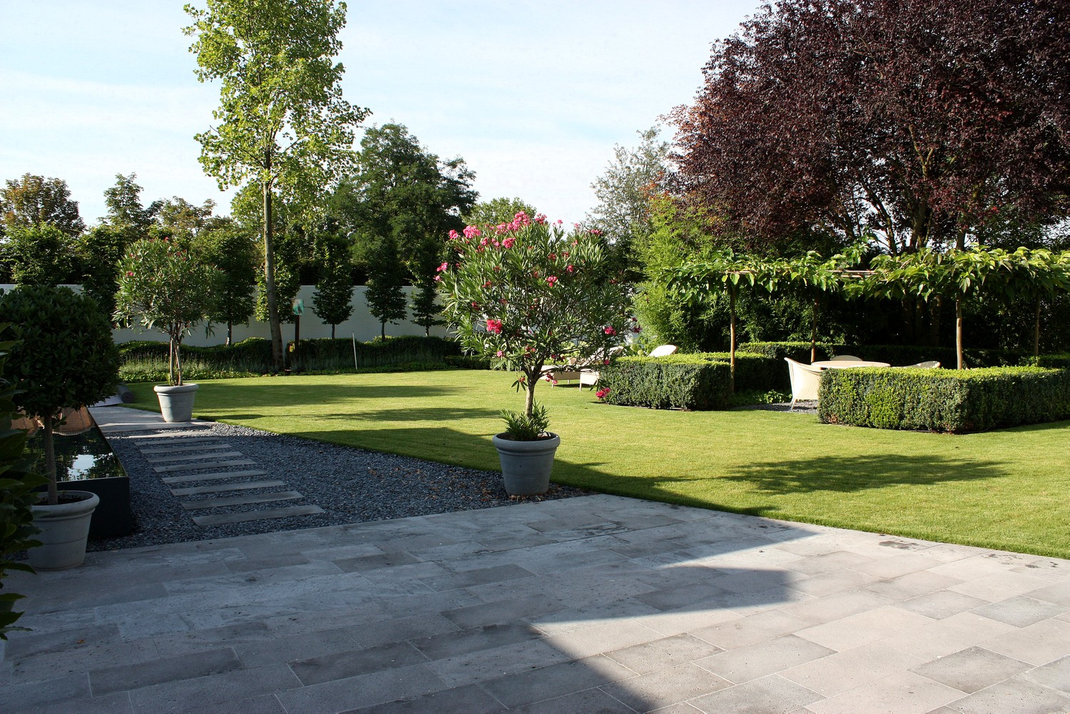 Garten Fliesen
 Gartengestaltung mit Wasser Steinen und Pflanzen