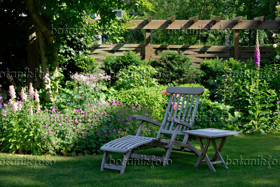 Garten Liegestuhl
 Bild Liegestuhl im Garten Bilder und Videos von