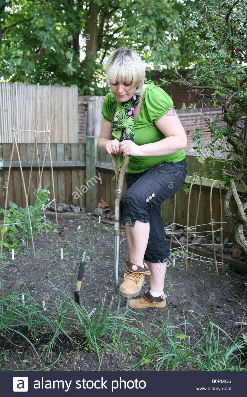 Garten Umgraben
 Weibliche Frau im Garten umgraben Gemüsebeet und neue