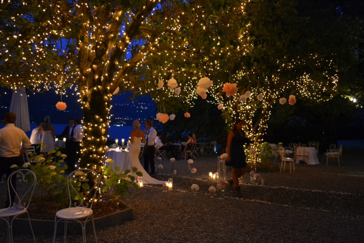 Gartenparty Hochzeit
 Gartenparty Deko und Beleuchtung Ideen für Feier am Abend