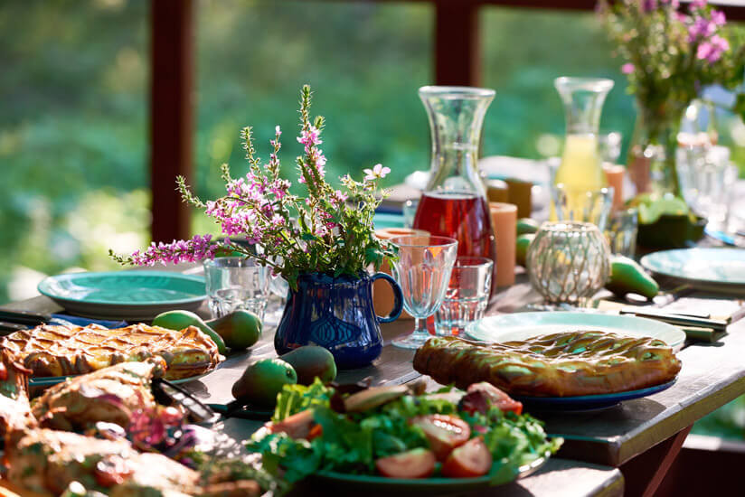 Gedeckter Tisch
 12 Sommerrezepte aus dem eigenen Garten zum Nachmachen