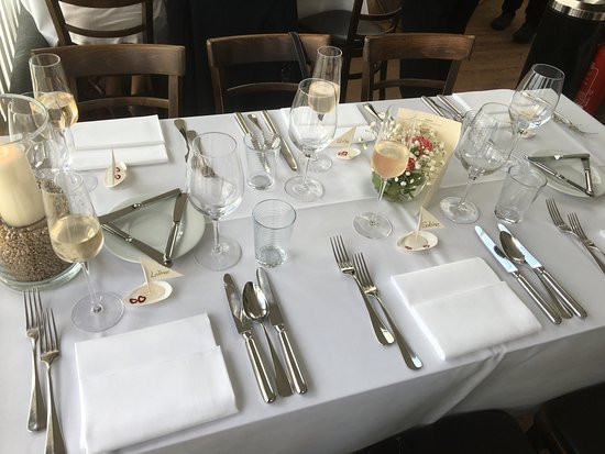 Gedeckter Tisch
 Gedeckter Tisch zur Hochzeit Bild von Restaurant Engel