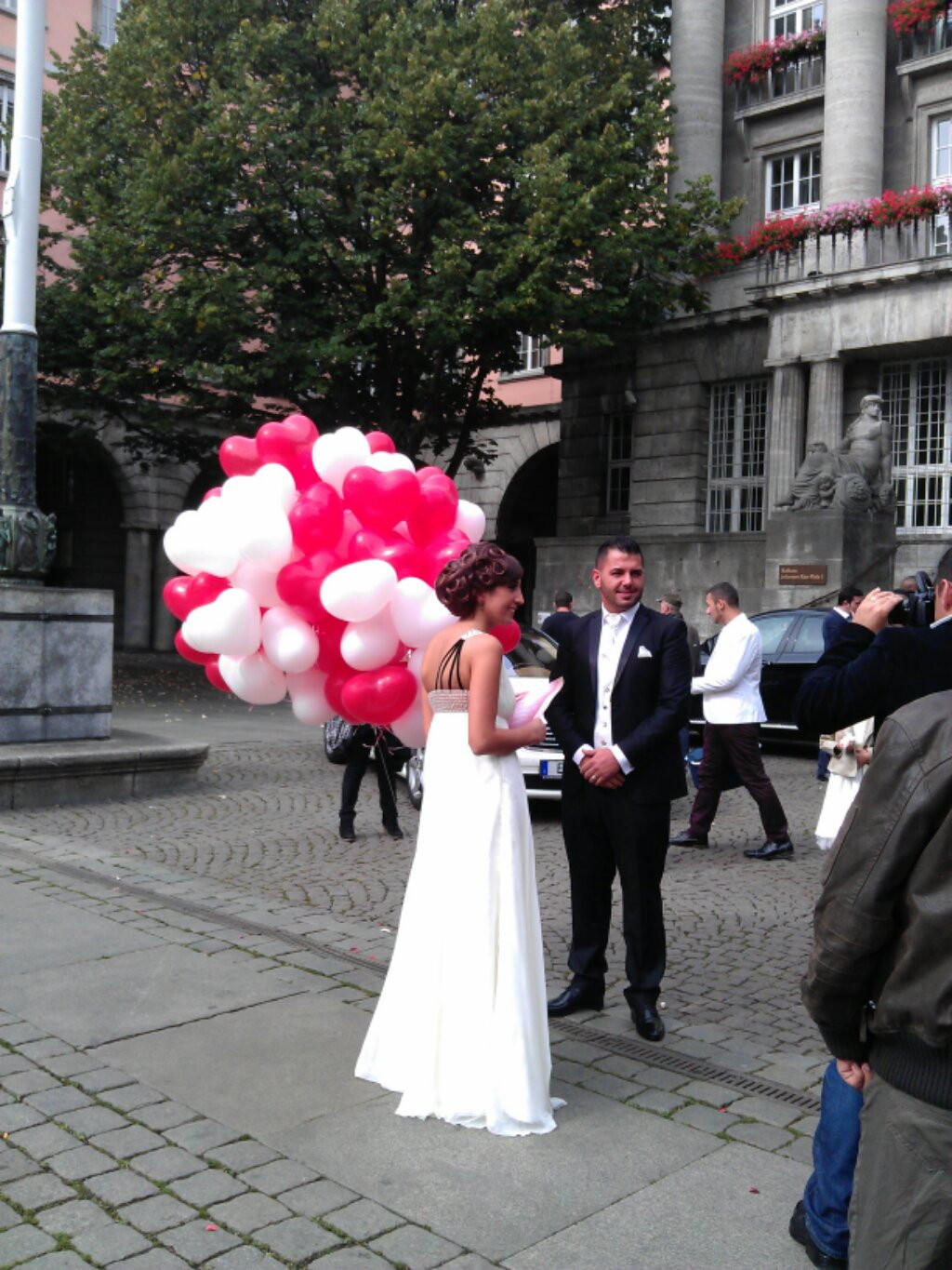 Gefüllte Luftballons Hochzeit
 Im Winter Luftballons statt Tauben zur Hochzeit fliegen lassen