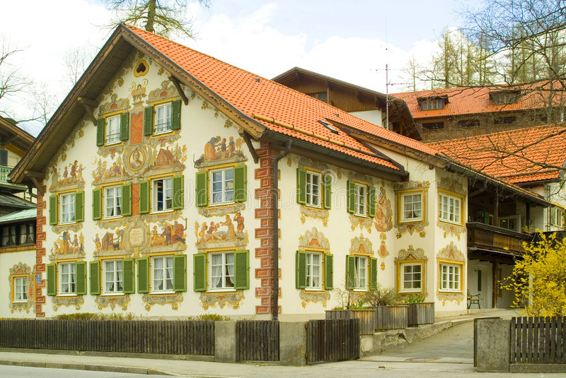 Gemaltes Haus
 Gemaltes Haus im Bayern stockbild Bild von alpen