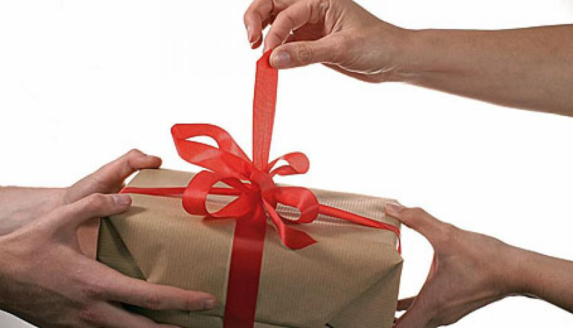 Geschenke Auspacken
 Geschenke packt man nur selten sofort aus