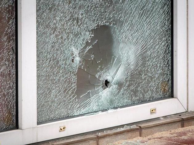 Geschenke Durch Offene Fenster Ins Haus Geworfen
 Mann aus Fenster geworfen Polizei durchsucht Haus in