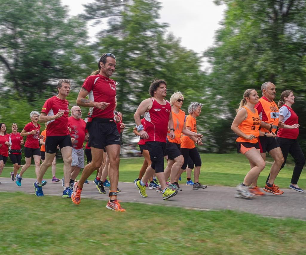 Geschenke Für Blinde
 Schenken & Helfen Sehbehinderten Joggen mit Laufguide