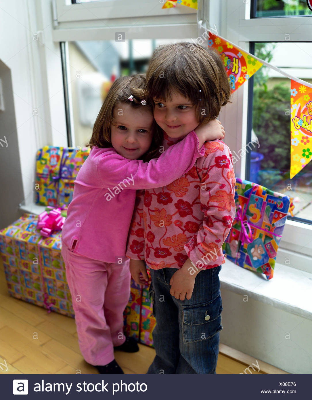Geschenke Mädchen 4 Jahre
 Mädchen Zwillinge Umarmung Geburtstag Geschenke