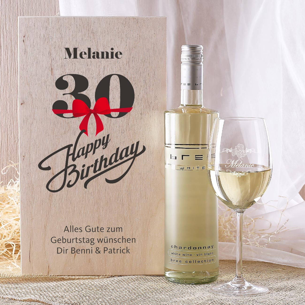 Geschenke-Online.De
 graviertes Weinglas und Flasche in bedruckter Geschenkbox