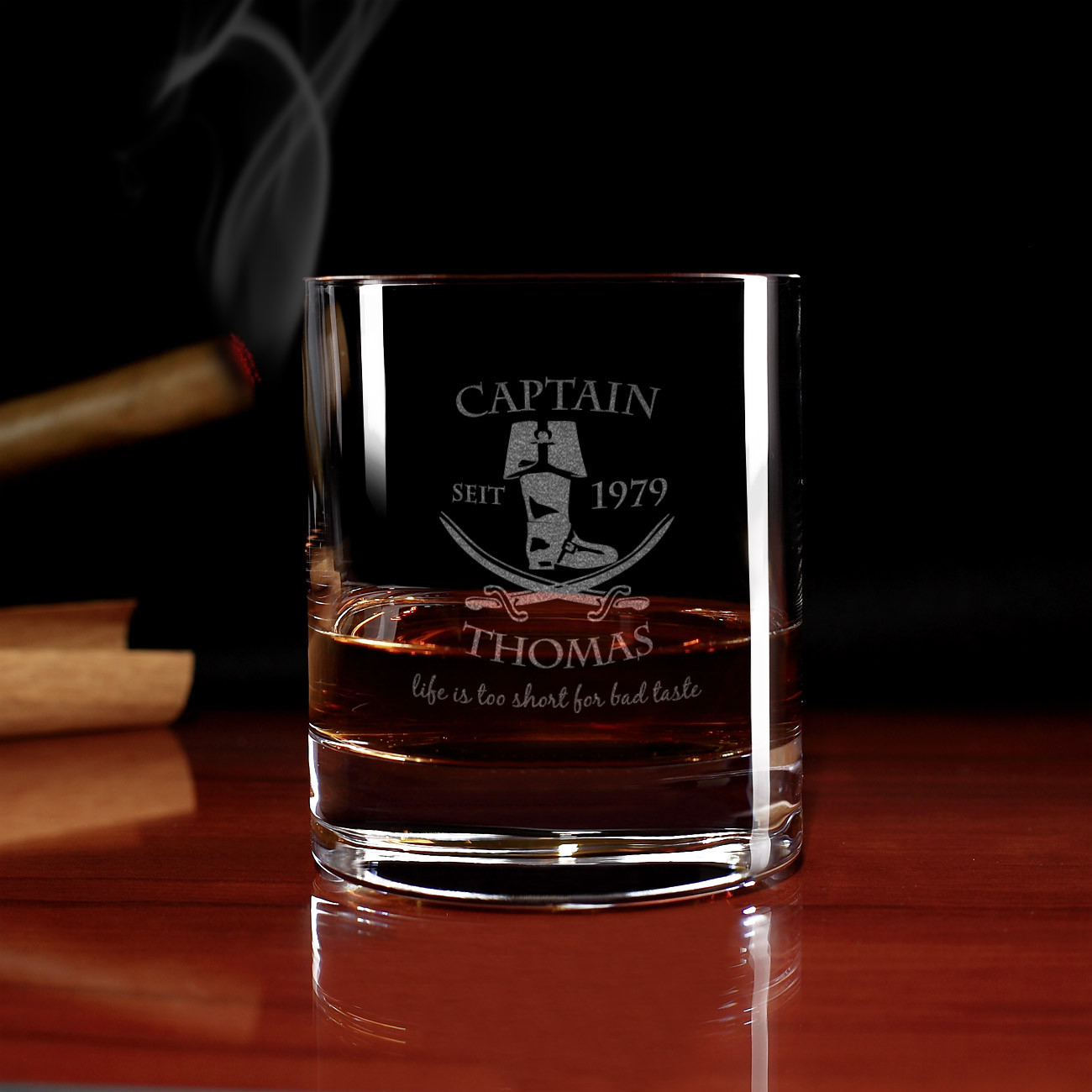 Geschenke-Online.De
 Graviertes Rumglas mit Captainmotiv Name und Geburtsjahr