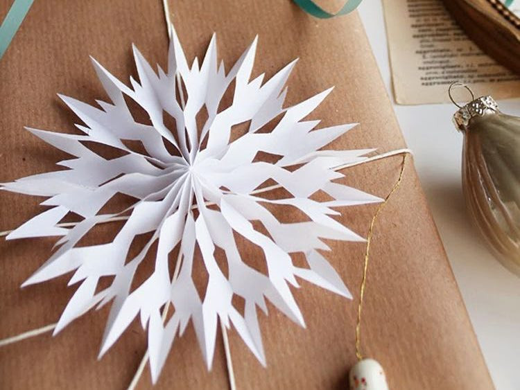 Geschenke Verzieren
 Geschenke mit Papier Schneeflocken verzieren