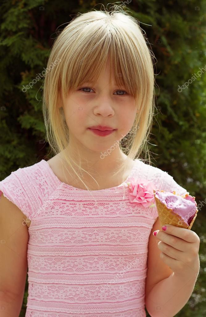 Geschenkideen Mädchen 6 Jahre
 Mädchen 6 Jahre alt in einem rosa Kleid mit Eis