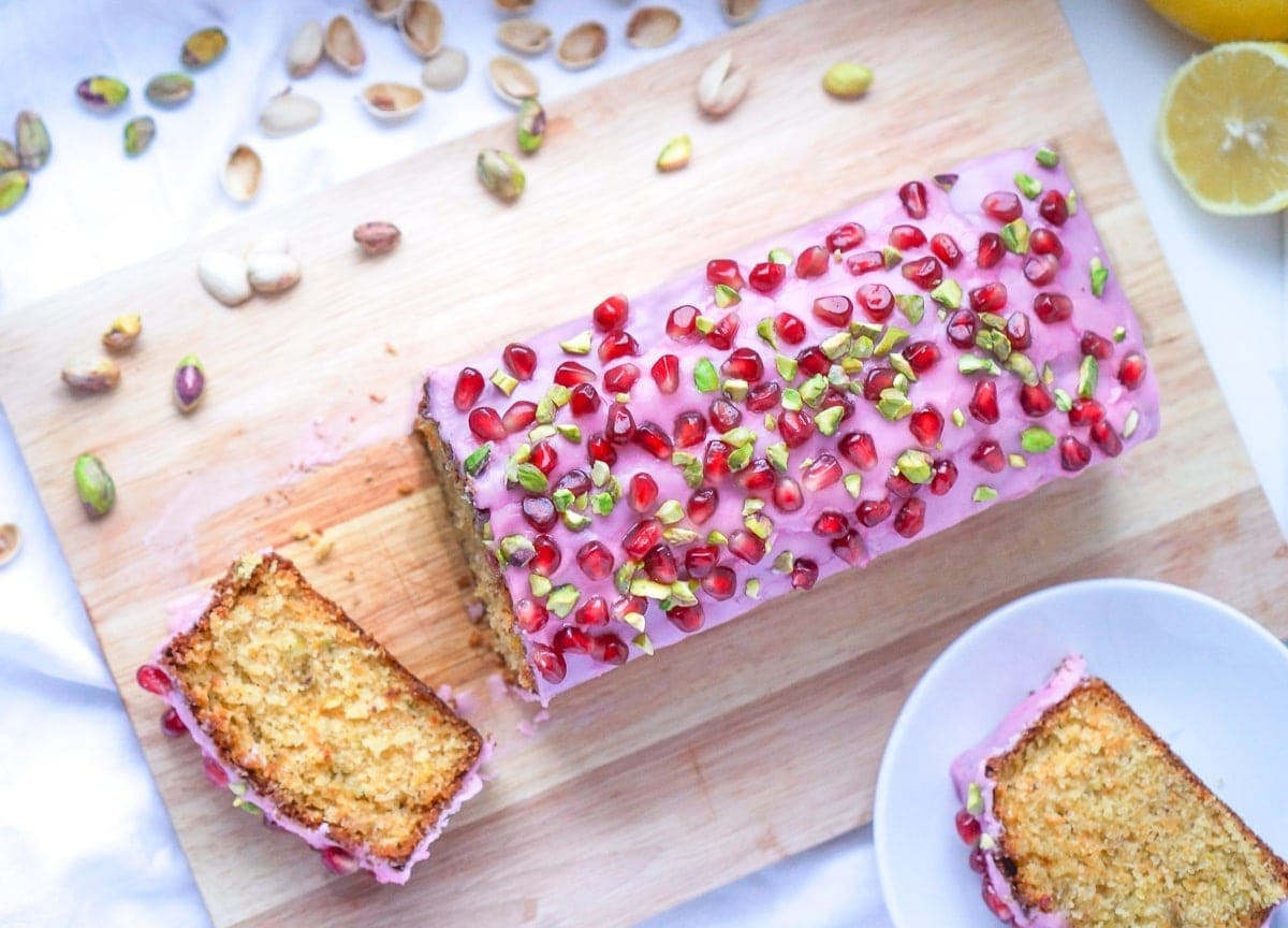 Glasur Kuchen
 Saftiger Pistazien Möhren Kuchen mit pinker Granatapfel Glasur