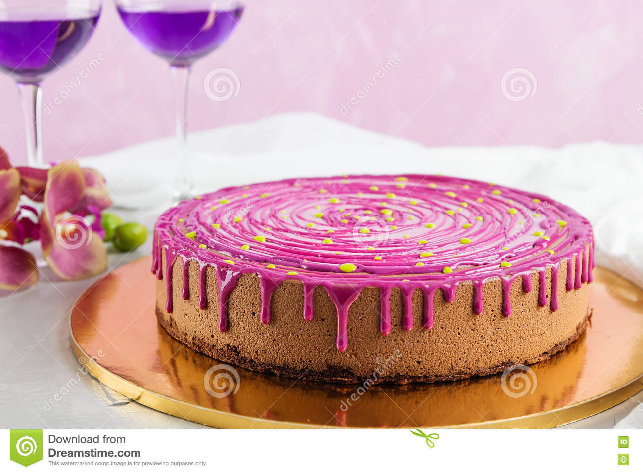 Glasur Kuchen
 Schokoladencremekuchen Mit Rosa Glasur Stockfoto Bild