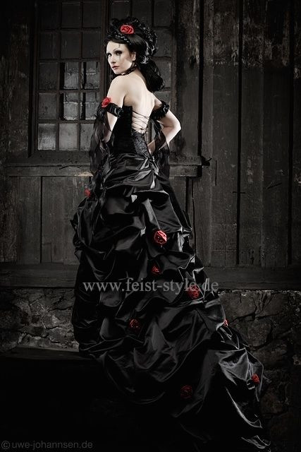 Gothic Kleider Hochzeit
 Dolorosa Dark Gothic Bridal Gown by Lucardis Feist