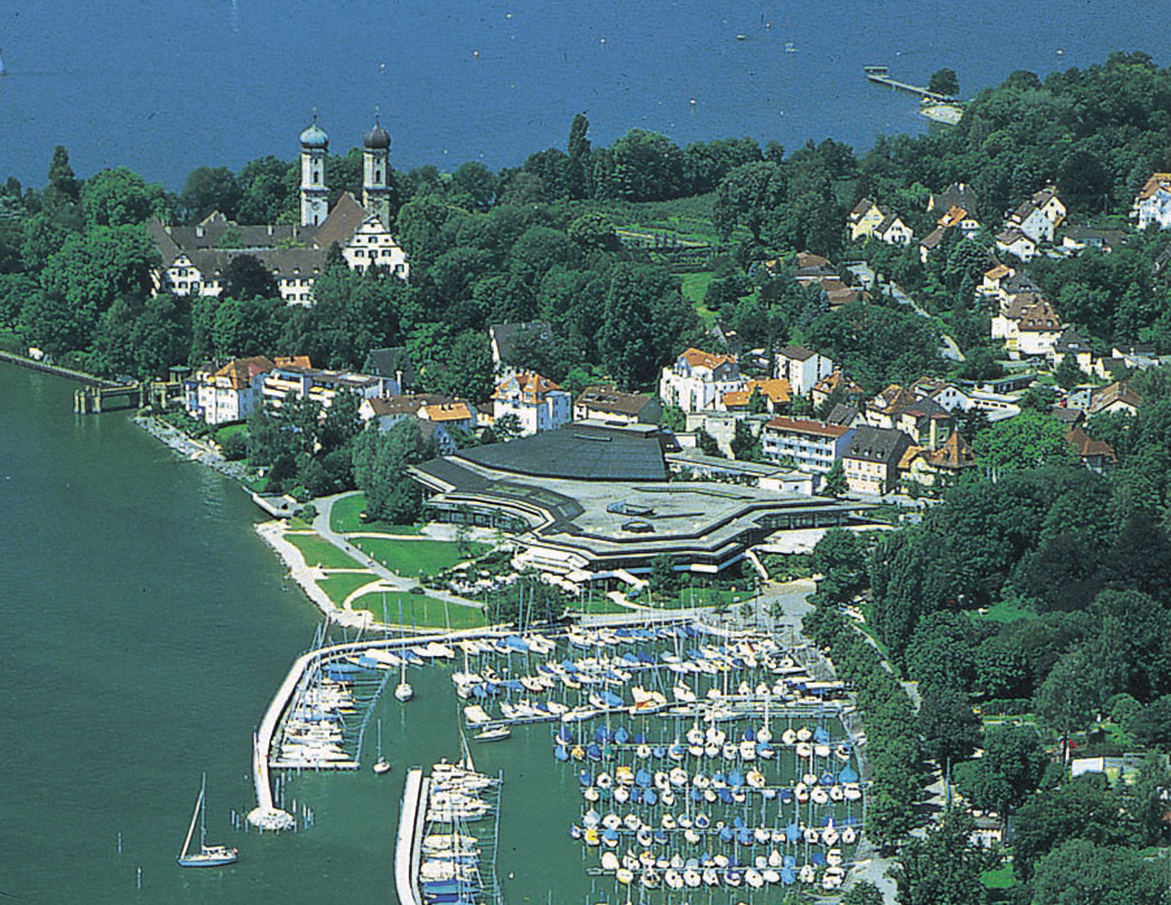 Graf Zeppelin Haus Friedrichshafen
 Bild Download Graf Zeppelin Haus Friedrichshafen