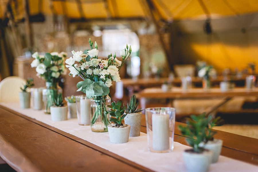 Greenery Hochzeit
 Waldhochzeit auf einer Lichtung mit Tipi Zelt