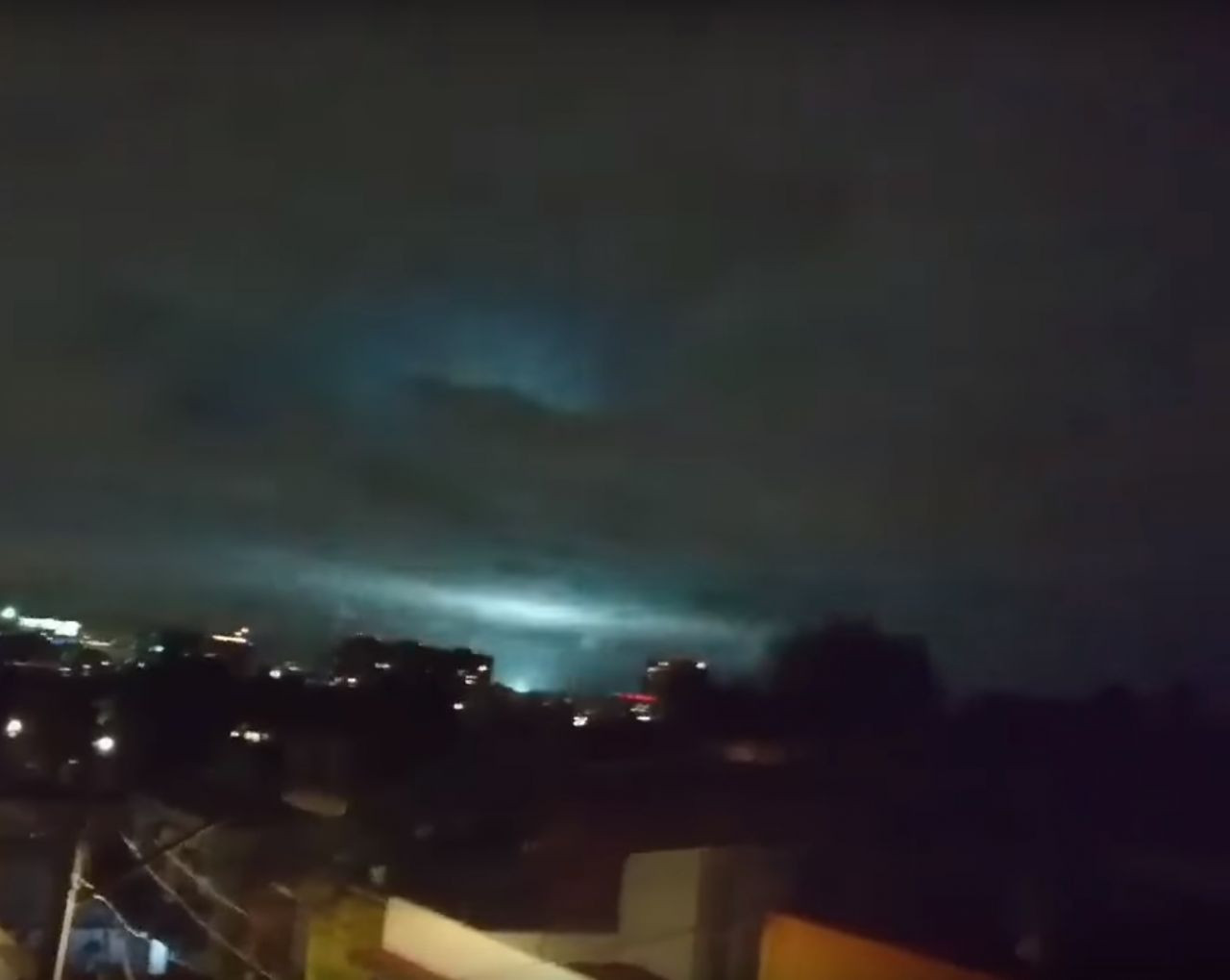 Grünes Licht Am Himmel
 Nach einem Erbeben wurden mysteriöse Lichter am Himmel