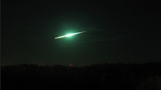 Grünes Licht Am Himmel
 UFO oder Halloween Asteorid Mysteriöser Lichtstrahl am