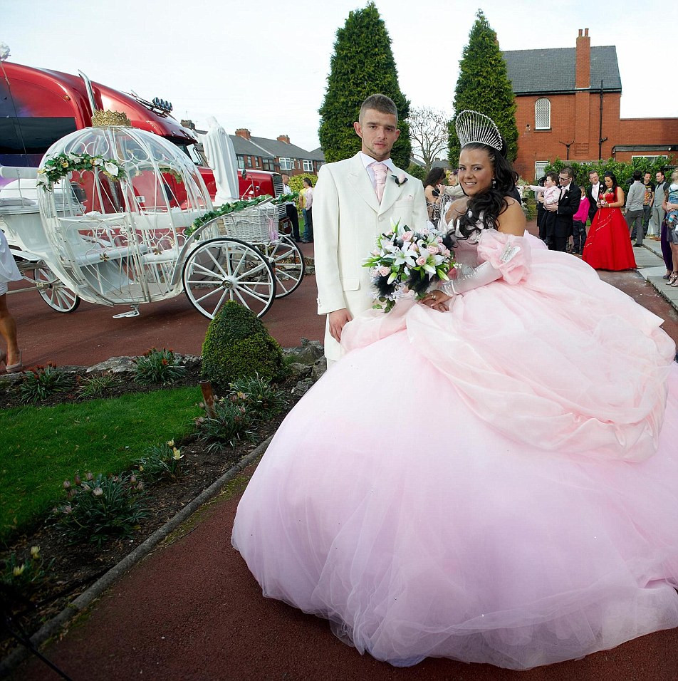 Gypsy Hochzeit
 Bride designs her own £6 000 dress at the big fat Gypsy