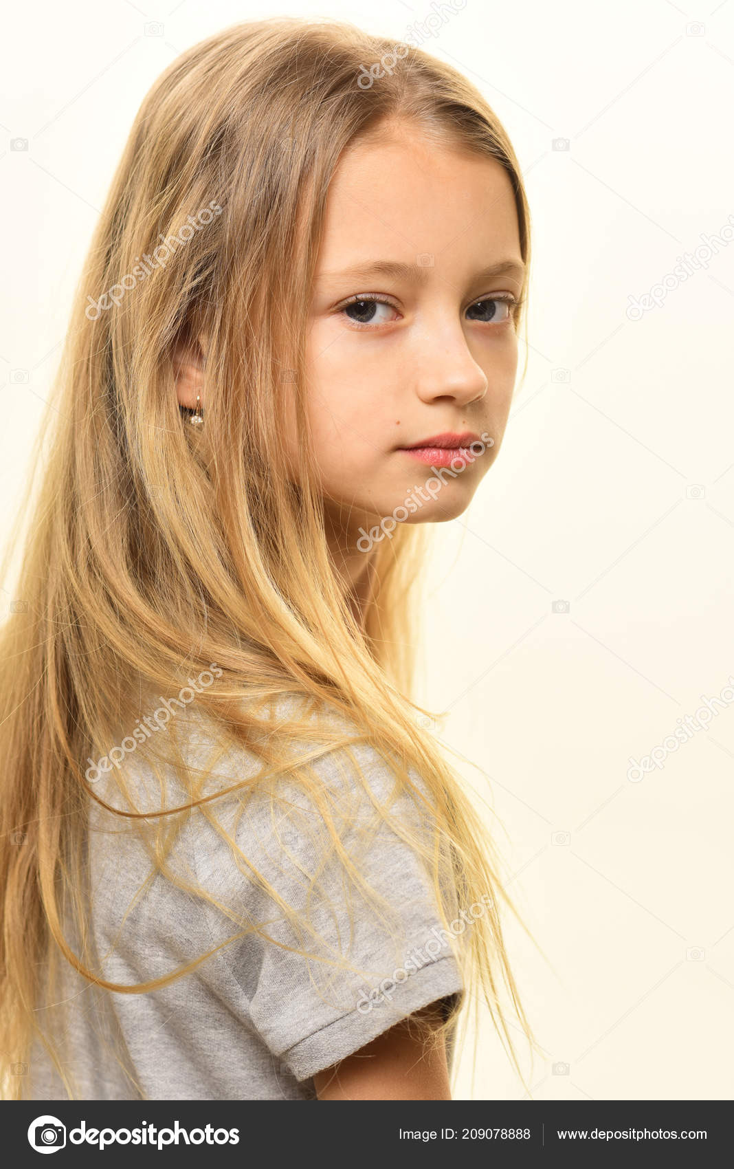 Haarschnitt Mädchen
 Haarschnitt Modische Frisur für kleine Mädchen blonden
